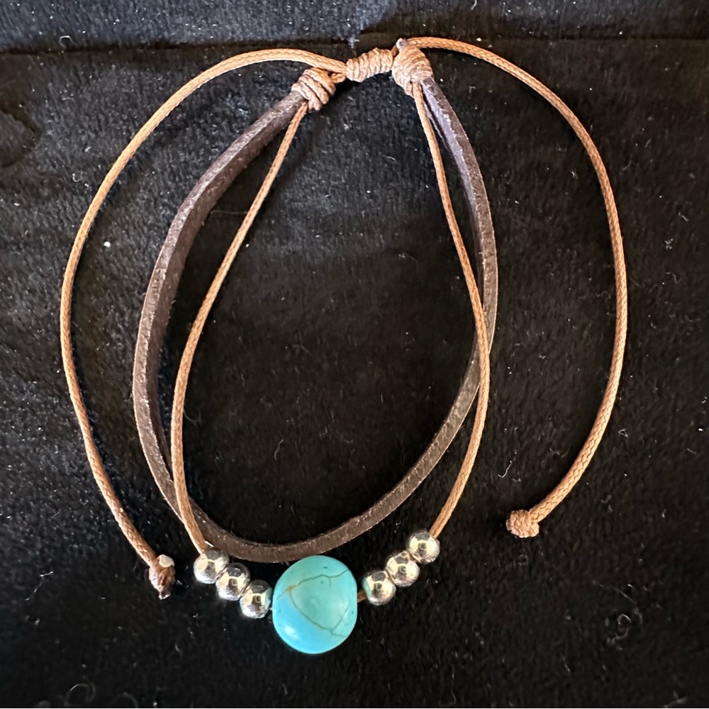 Women’s leather and turquoise adjustable stone bracelet. Size in pictures.